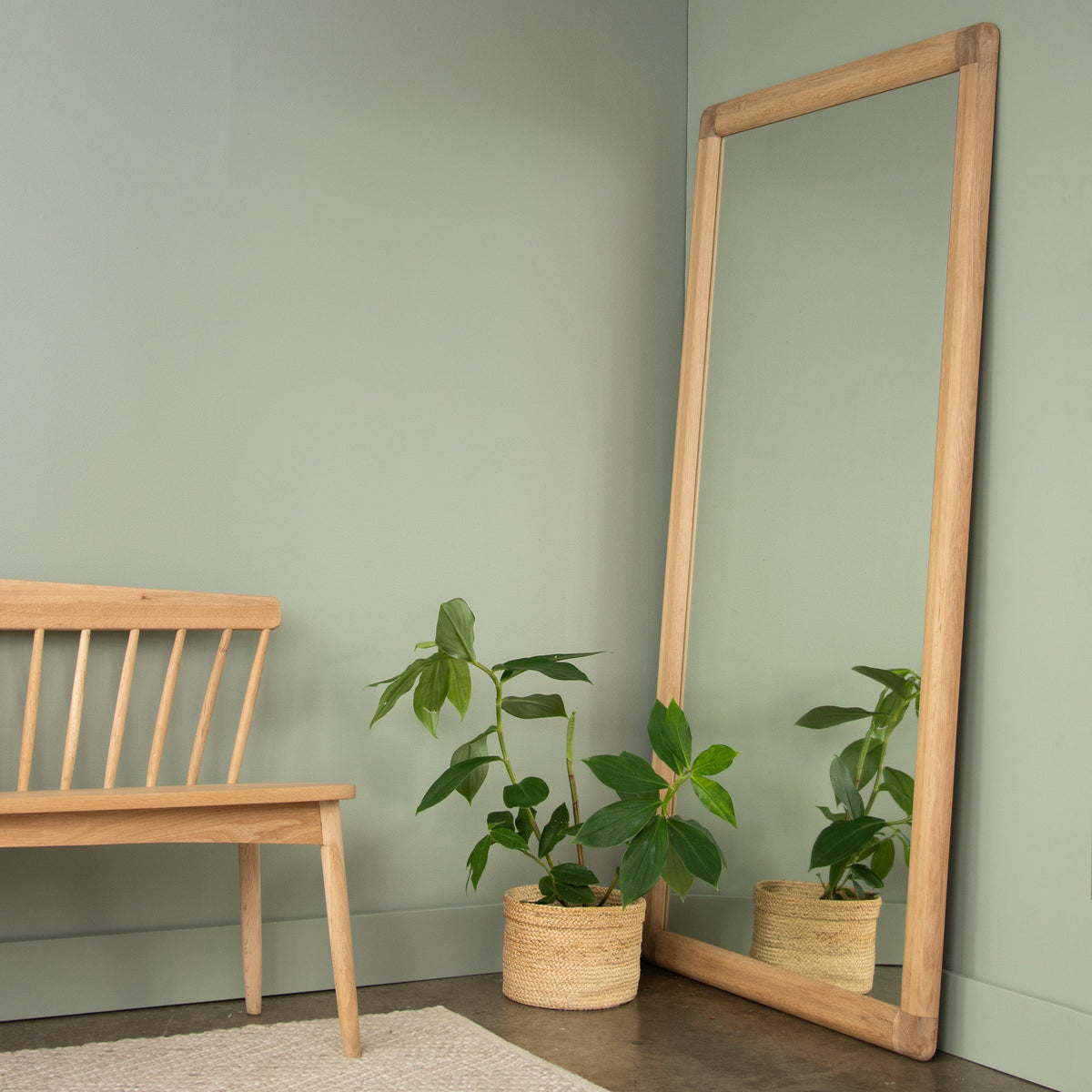 KV0039OKT017O_2 - Wooden floor mirror with plant