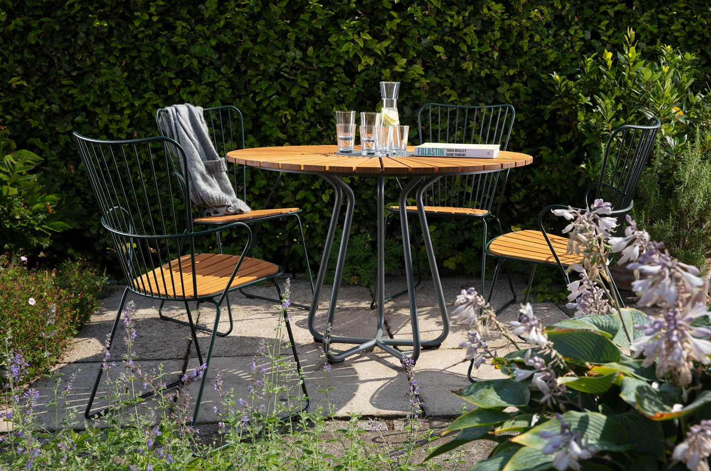 PAON-CIRCLE table and chairs, low-res