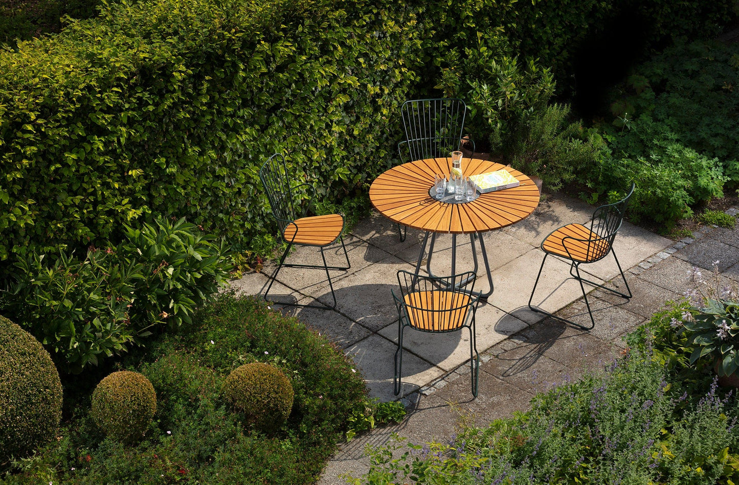 PAON-CIRCLE outdoor dining set in garden