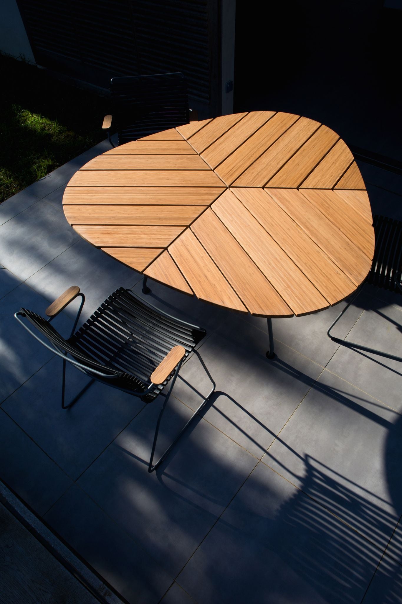 Modern outdoor table and chair (hEj3uaT4)