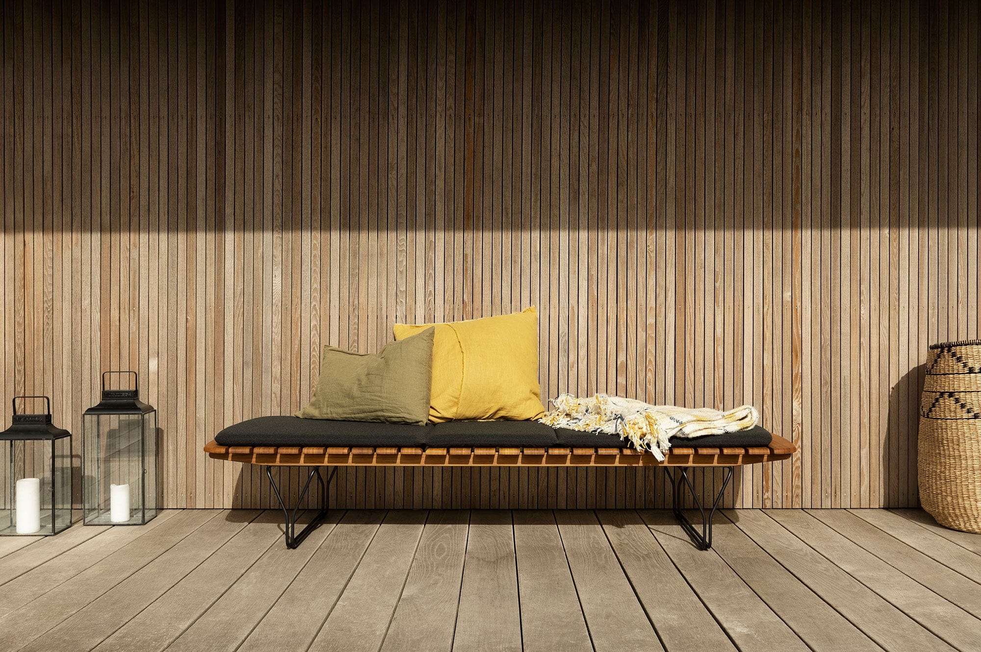 HOUE MOLO Cushion bench with lanterns