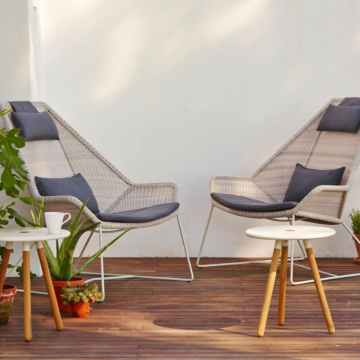 5469LT_2 Outdoor patio chairs and side tables