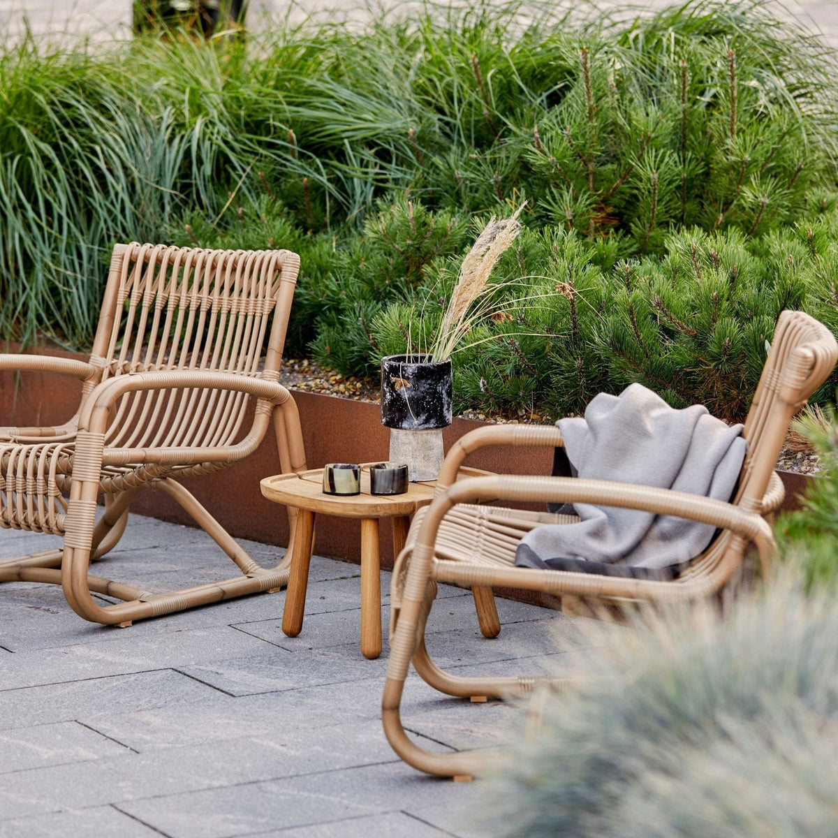 Rattan chairs and table in garden, 57402AUU_5