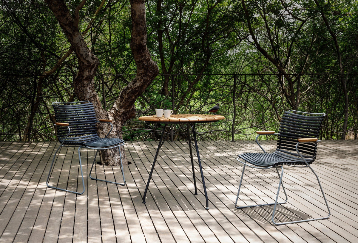 CLICK HOUE table and chairs on deck