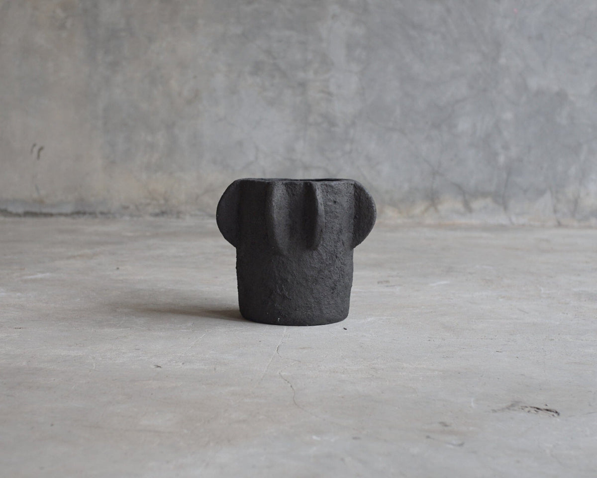 ELE134_2 Black textured pot on concrete