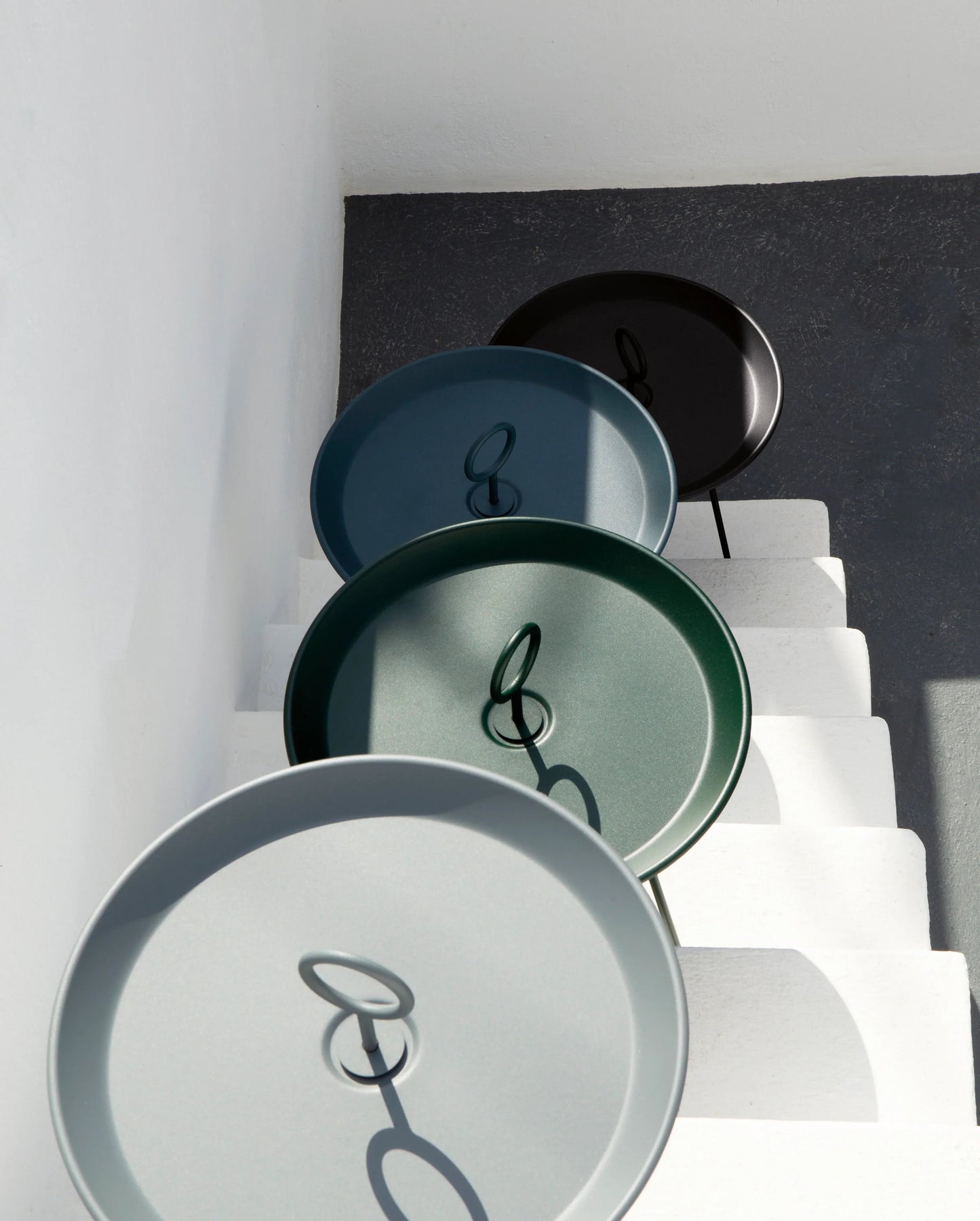 Eyelet trays on steps