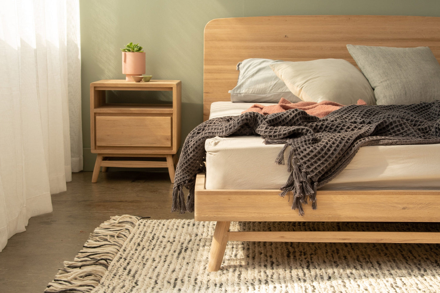 KT031OKT033O Bedside table and bed with blanket