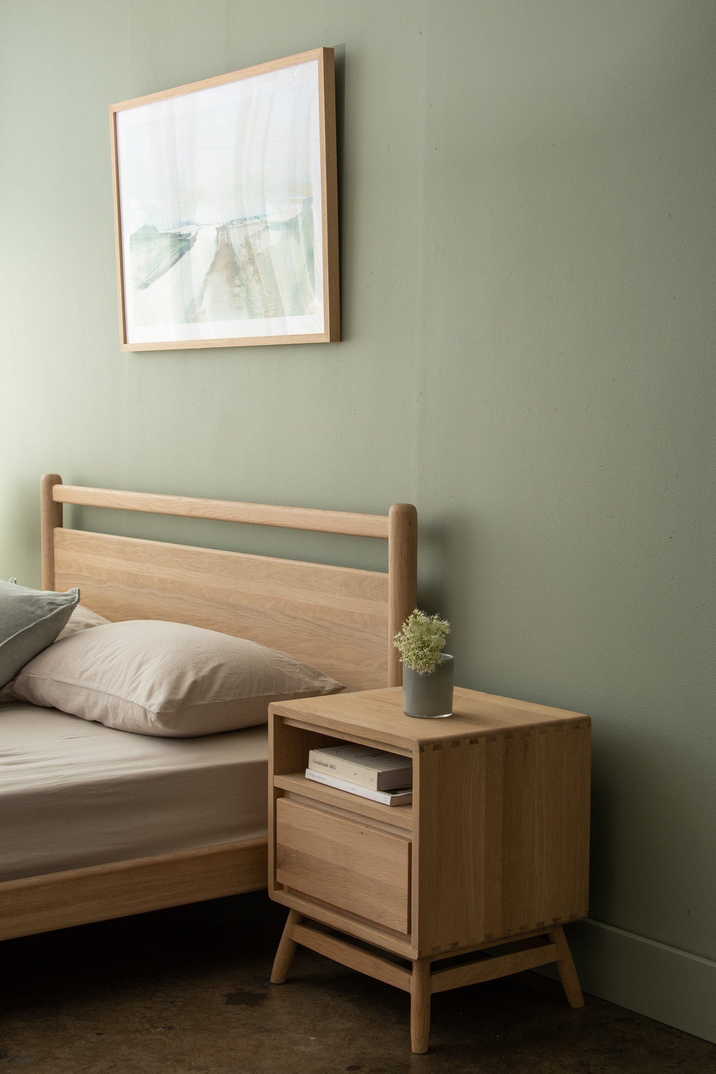 Wooden bed and nightstand - KTA010OKT033O