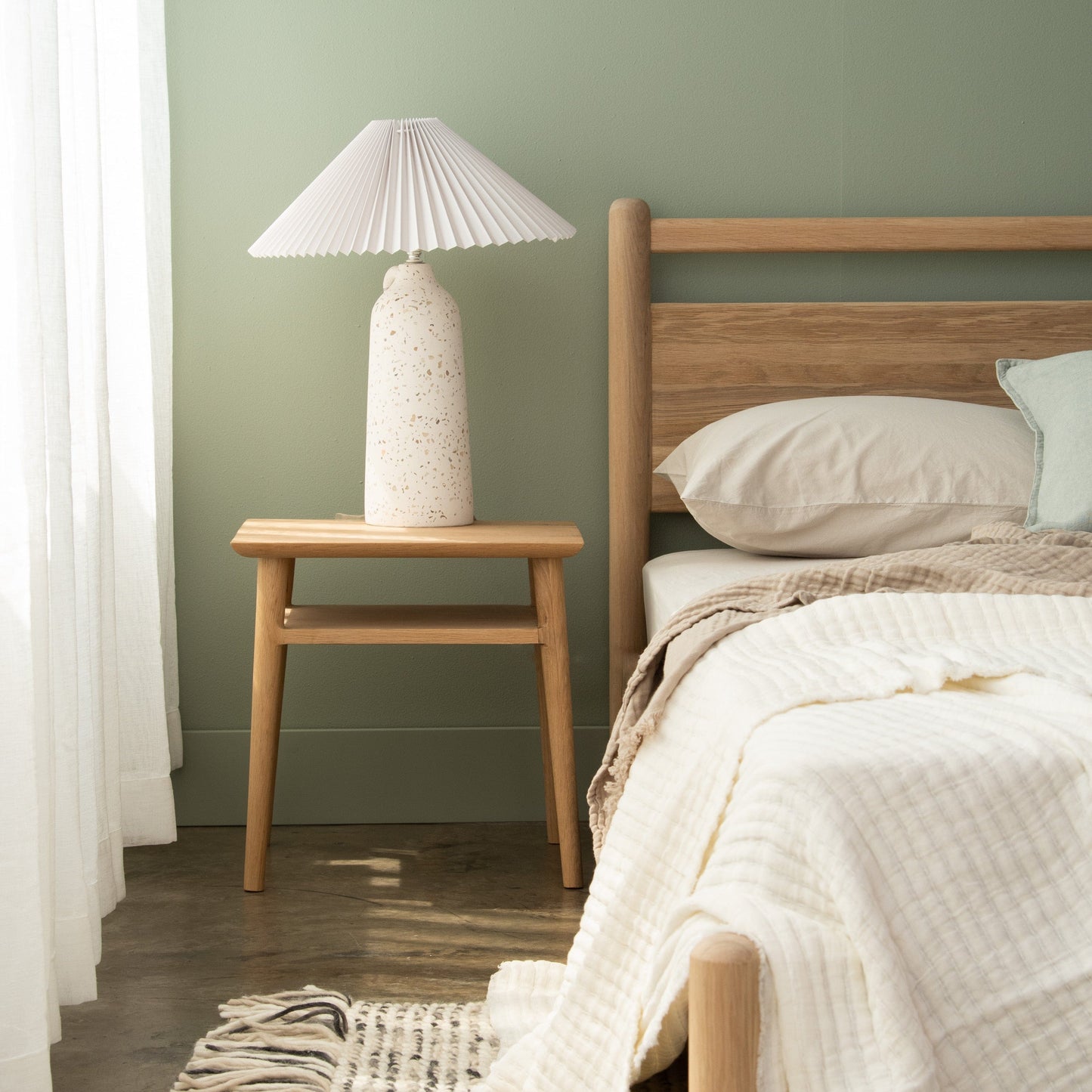 Bedside table with lamp and bed frame (KTA010OKV0037O)