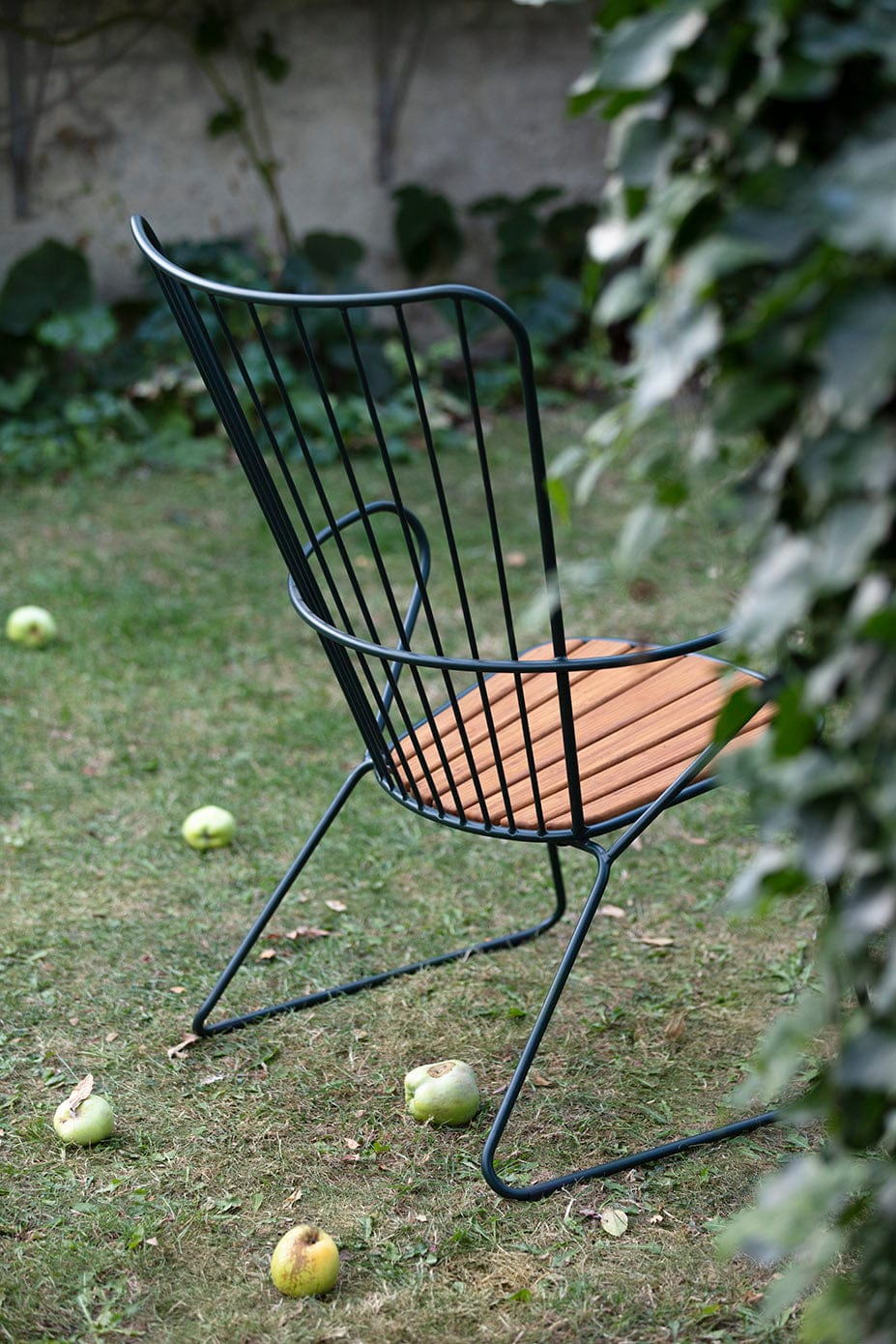 PAON Lounge chair in garden with apples