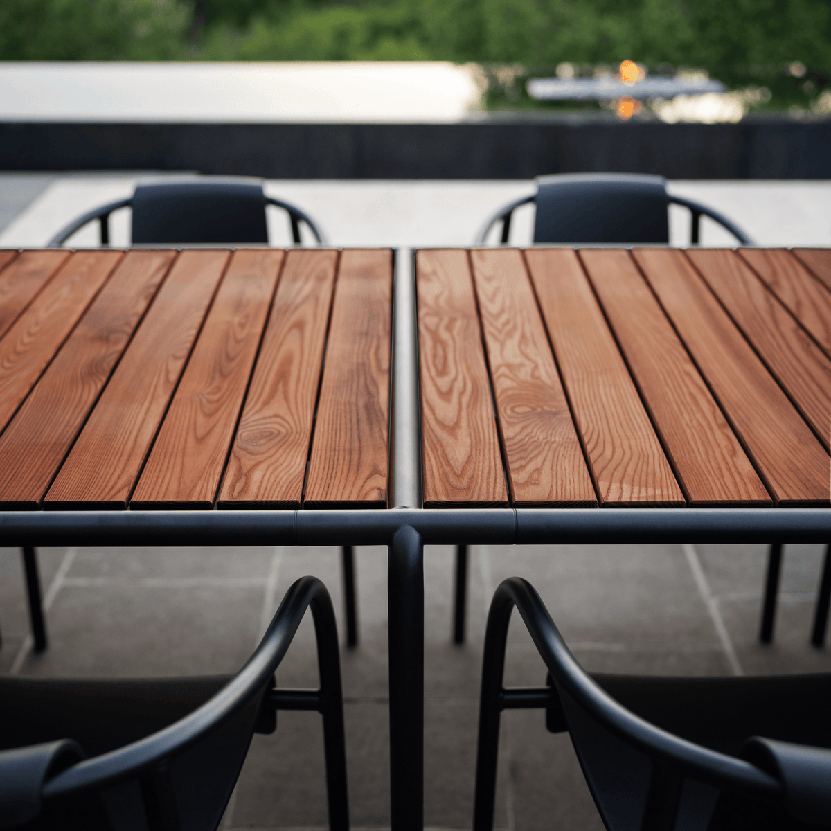 Outdoor table and chairs at avantitablehoue5