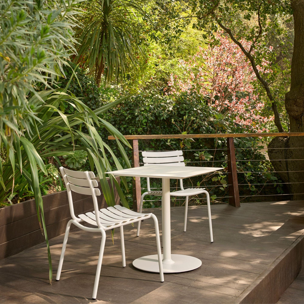 Pico ALUA outdoor table and chairs in garden