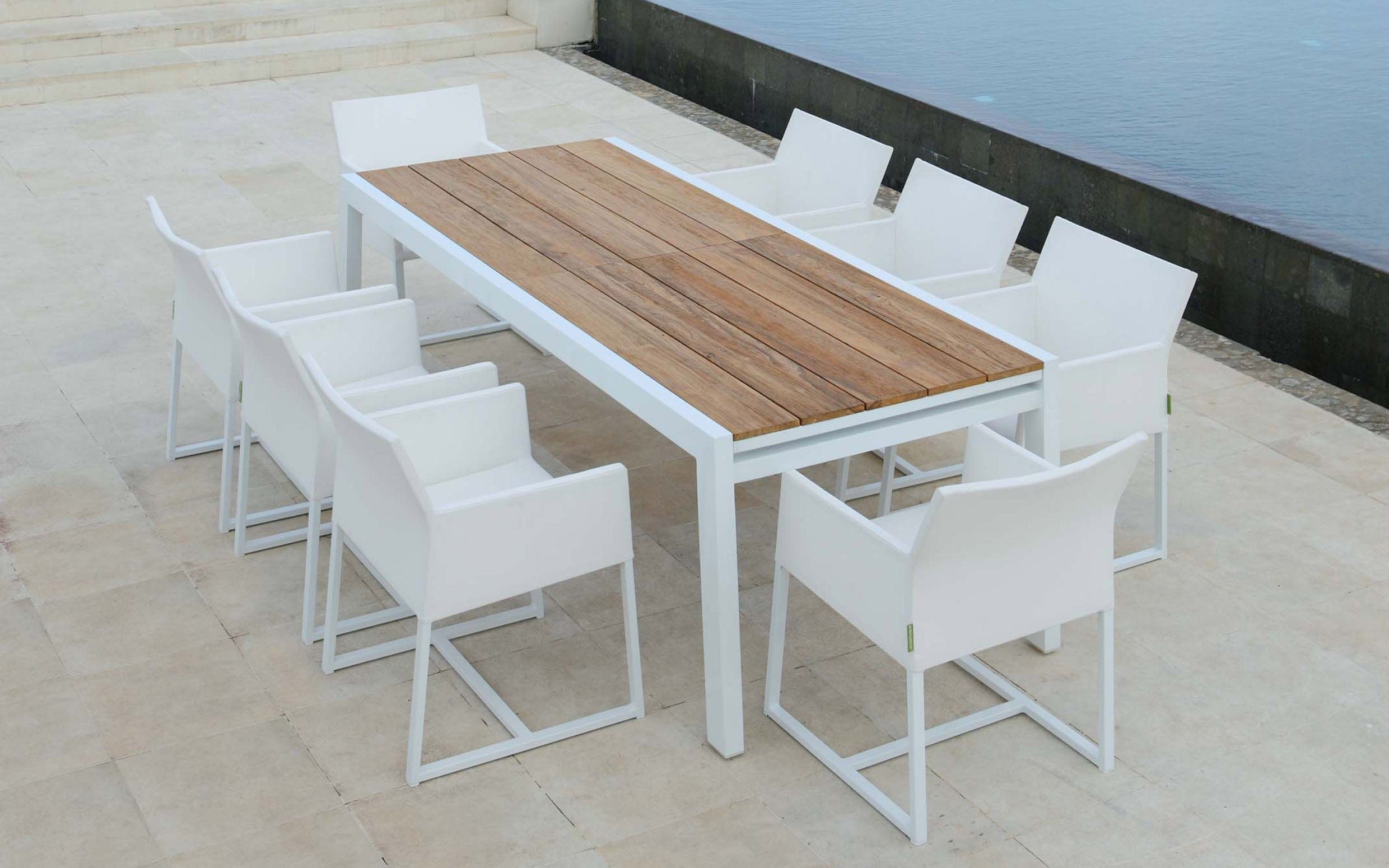 MAMAGREEN BAIA dining set with teak table and white chairs